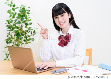 高中女生一邊在筆記本電腦上打字一邊學習 看視頻 在線上課 推薦指點 高中女生一邊在筆記本電腦上打字一邊學習 看視頻 在線上課 推薦指點 87540697