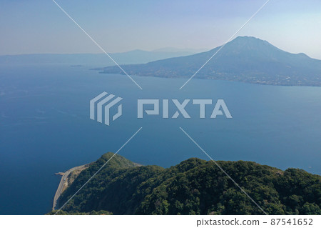 從鹿兒島市寺山公園上空的空中鳥瞰圖 從鹿兒島市寺山公園上空的空中鳥瞰圖 87541652