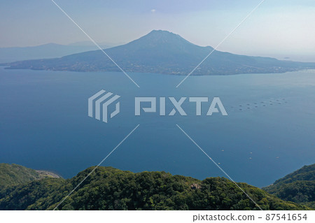 從鹿兒島市寺山公園上空的空中鳥瞰圖 從鹿兒島市寺山公園上空的空中鳥瞰圖 87541654