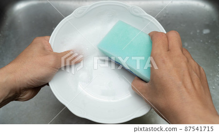 用蘸有洗滌劑的海綿洗碗 87541715