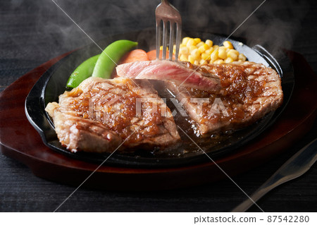 Domestic Wagyu beef loin steak Domestic Wagyu beef loin steak 87542280