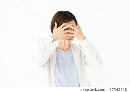 A woman who covers her eyes 87542328