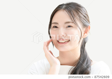 A Japanese woman with a beautiful smile on her face that is easy to use for beauty 87542609