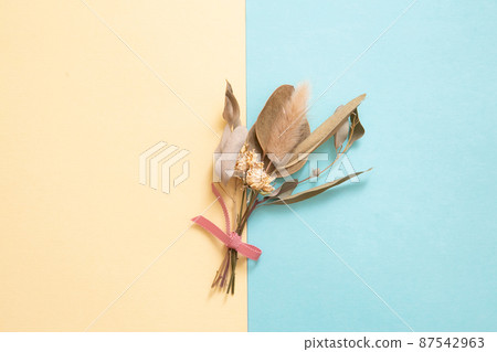 黃色和藍色背景的花束 87542963