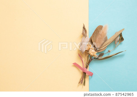 黃色和藍色背景上的花束 黃色和藍色背景上的花束 87542965