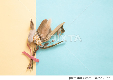 黃色和藍色背景的花束 黃色和藍色背景的花束 87542966
