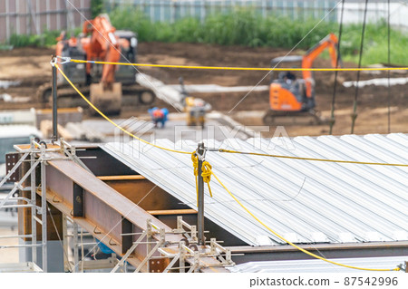 Construction site, steel frame construction, deck plate construction, aerial work, jumping stanchion, main rope support 87542996