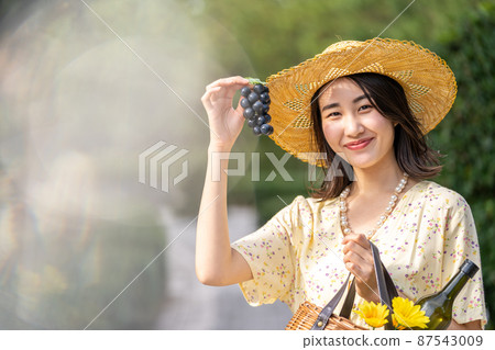 Kyoho woman smile red grape 87543009