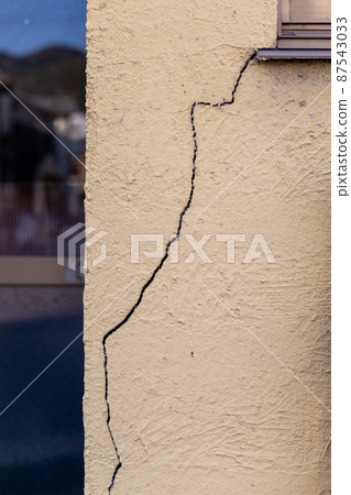 老房子牆上的裂縫 老房子牆上的裂縫 87543033