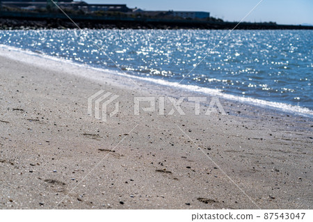 太陽的光在海面上反射並閃閃發光 太陽的光在海面上反射並閃閃發光 87543047