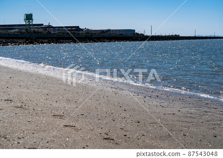 大海和沙灘 太陽的光線反射在海面上,閃閃發光。 大海和沙灘 太陽的光線反射在海面上,閃閃發光。 87543048