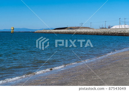 海浪沖向沙灘的工業區的大海 海浪沖向沙灘的工業區的大海 87543049