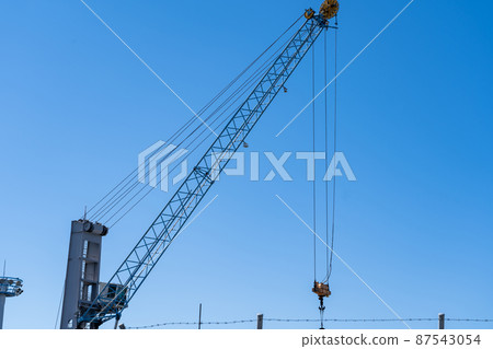 Unload the container with a crane at the port and ship the container for import and export 87543054