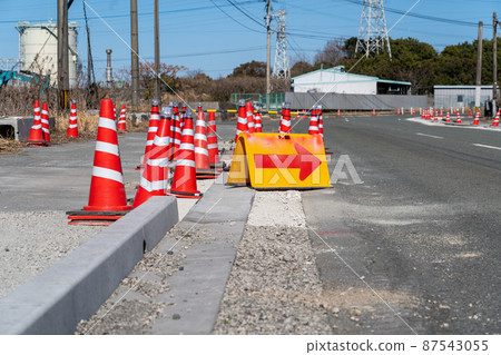 Detour guidance for road repair: No entry at the triangular pole Detour guidance for road repair: No entry at the triangular pole 87543055