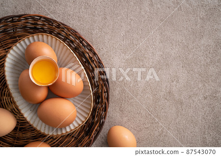 egg egg brown brown grey egg in plate egg 生たまご egg egg brown brown grey egg in plate egg 生たまご 87543070