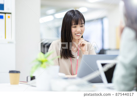 女性辦公室企業形象 87544017