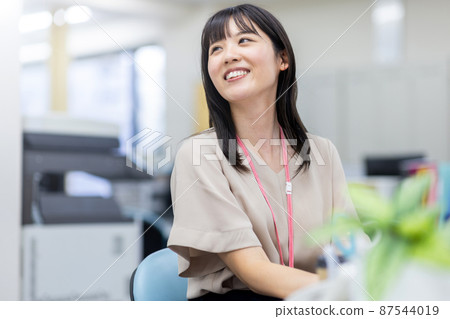 Female office business image 87544019