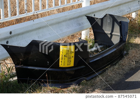 被路邊遺棄的汽車的保險槓 被路邊遺棄的汽車的保險槓 87545071