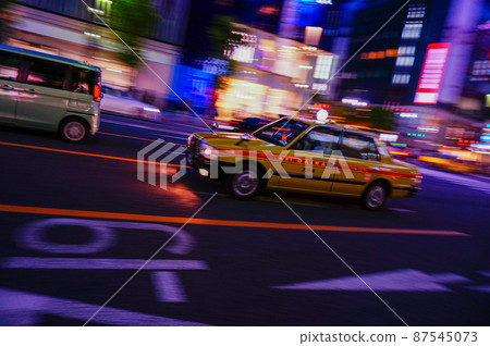 一輛出租車穿過城市夜晚的搖攝鏡頭 一輛出租車穿過城市夜晚的搖攝鏡頭 87545073