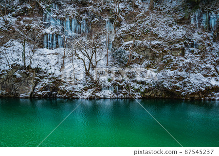 Rock walls and icicles of Kumeji Gorge [Sai River] 87545237