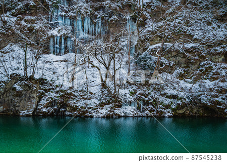 Rock walls and icicles of Kumeji Gorge [Sai River] 87545238