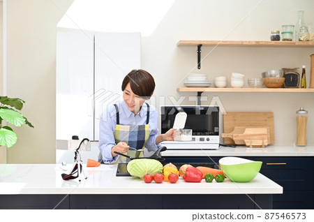 在視頻中記錄食物的女人 在視頻中記錄食物的女人 87546573