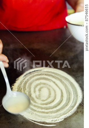 Making okonomiyaki Local cuisine / Hiroshima 87546655