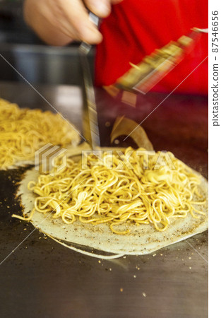 Making okonomiyaki Local cuisine / Hiroshima Making okonomiyaki Local cuisine / Hiroshima 87546656