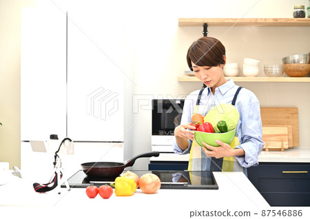 在視頻中記錄食物的女人 在視頻中記錄食物的女人 87546886