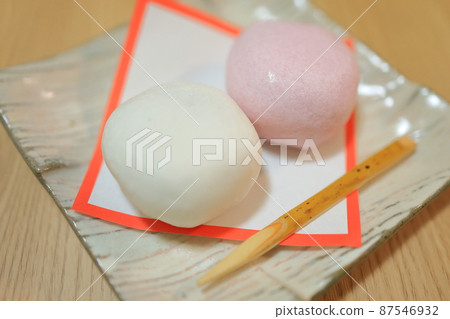 　Red and white manju 87546932