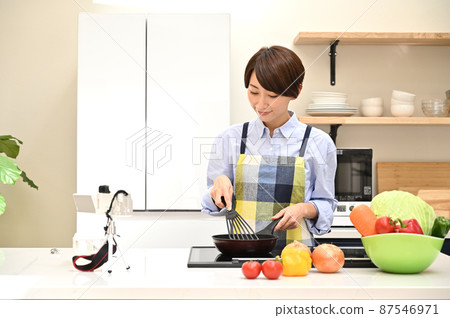 A woman who records food in a video 87546971