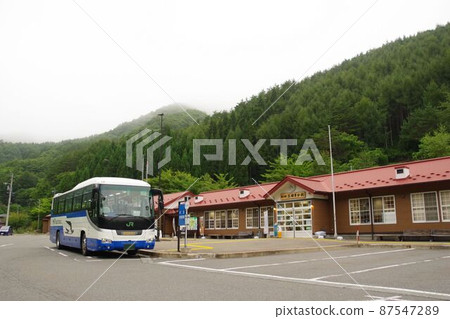 Iwate Road Station Road Station Mitakai Branch School and a fixed-route bus 87547289