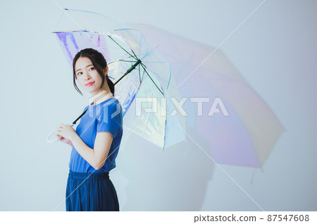 一個女人打著傘 87547608