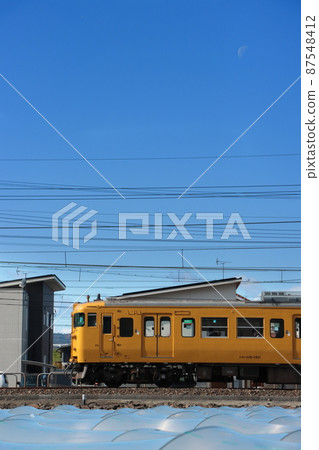 115系列列車穿越正午月亮漂浮的藍天_2021/11/27拍攝 115系列列車穿越正午月亮漂浮的藍天_2021/11/27拍攝 87548412