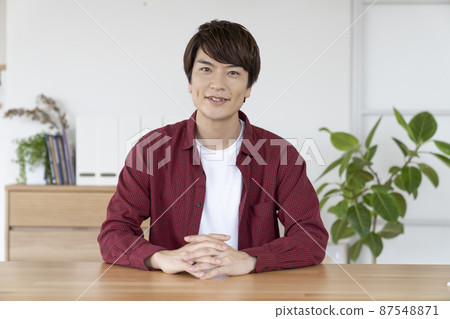 Portrait of a man in his thirties looking at the camera Portrait of a man in his thirties looking at the camera 87548871