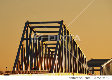 夕陽下閃耀的東京門大橋 87549589