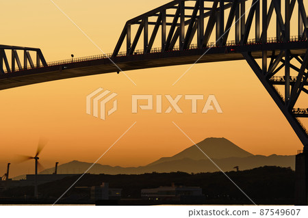 Evening view of Tokyo Gate Bridge and Tokyo Bay 87549607