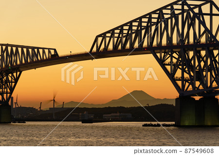 Evening view of Tokyo Gate Bridge and Tokyo Bay 87549608