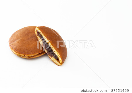 Dorayaki white background 87551469