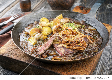 roast beef with fried onion rings and potato chips 87552226