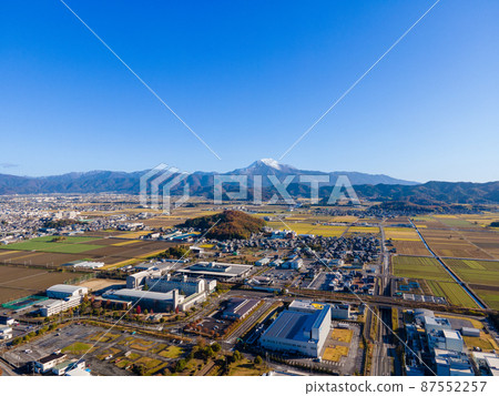 2021 年 11 月在滋賀縣長濱市田村俯瞰伊吹山的無人機拍攝 87552257