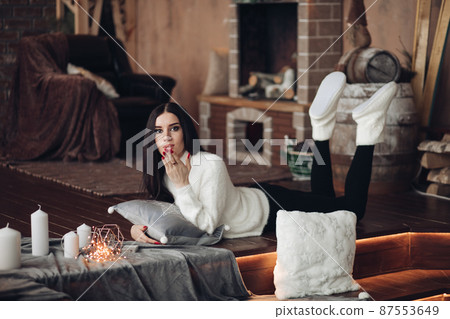 Gorgeous girl with long dark hair with little Gorgeous girl with long dark hair with little 87553649