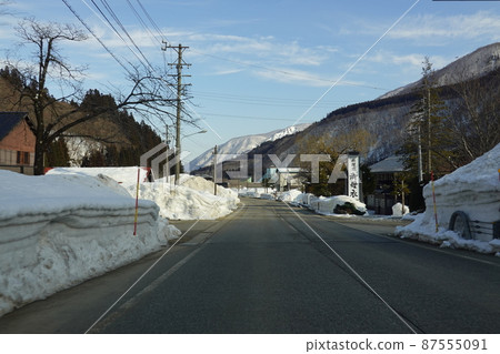 早春的白川高速公路被雪埋 早春的白川高速公路被雪埋 87555091