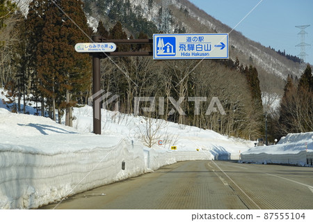 Shirakawa Highway in early spring buried in snow Shirakawa Highway in early spring buried in snow 87555104