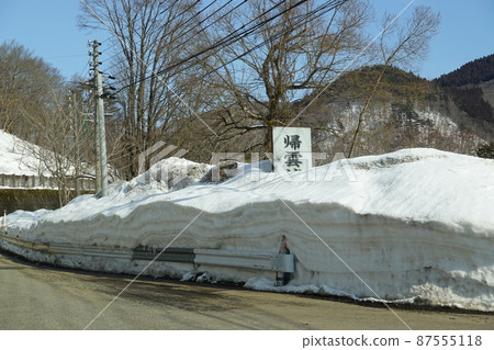 早春的白川高速公路被雪埋 早春的白川高速公路被雪埋 87555118