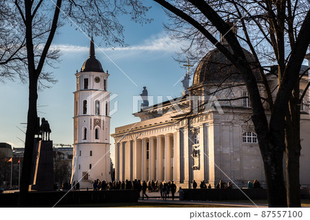 Vilnius town cathedral square with white belfry, Lithuania 87557100