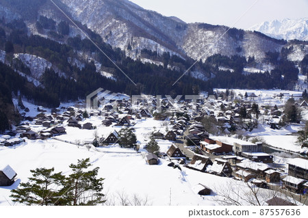 早春的白川鄉被雪掩埋 早春的白川鄉被雪掩埋 87557636