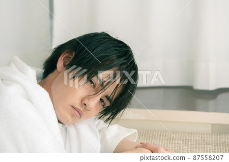 年輕人用毛巾擦乾濕頭髮 87558207