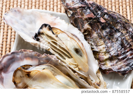 所謂的“微波牡蠣”是在微波爐中將其外殼附著在烤箱上加熱的。牡蠣的容易的烹調圖像與殼的。 87558557