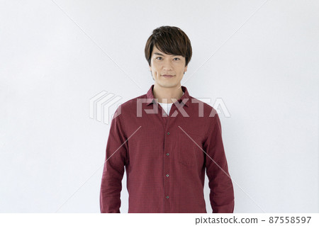 一名 30 多歲的男子看著鏡頭 一名 30 多歲的男子看著鏡頭 87558597